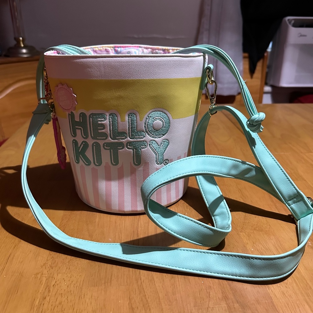 NWOT, Loungefly x Sanrio, Hello Kitty drawstring bucket bag, Universal park 2021